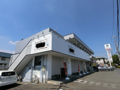 【外観】 | フィーム | 県道137号(上麻生連光寺線)に面した便利な立地♪小田急多摩線「栗平」駅からも徒歩6分♪周辺は中高一貫校や県立高校・大学など、教育施設が多くある地域です◎