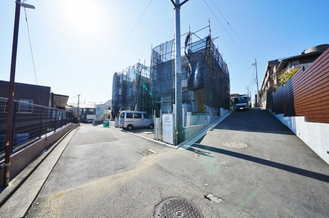 保土ヶ谷駅徒歩６分！高台の閑静な住宅街。みなとみらいエリアを一望♪保土ヶ谷区月見台　全３棟新築戸建ての前面道路含む現地写真