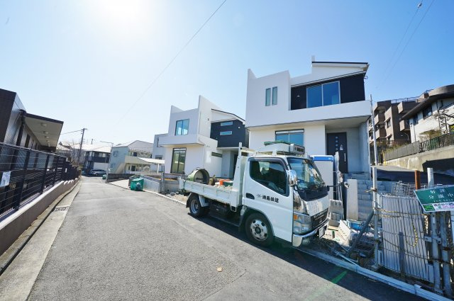 保土ヶ谷駅徒歩６分！高台の閑静な住宅街。みなとみらいエリアを一望♪カースペース２台。保土ヶ谷区月見台　全３棟新築戸建ての外観