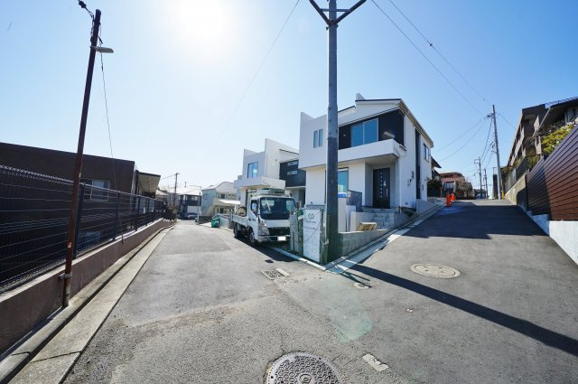 保土ヶ谷駅徒歩６分！高台の閑静な住宅街。みなとみらいエリアを一望♪カースペース２台。保土ヶ谷区月見台　全３棟新築戸建ての前面道路含む現地写真