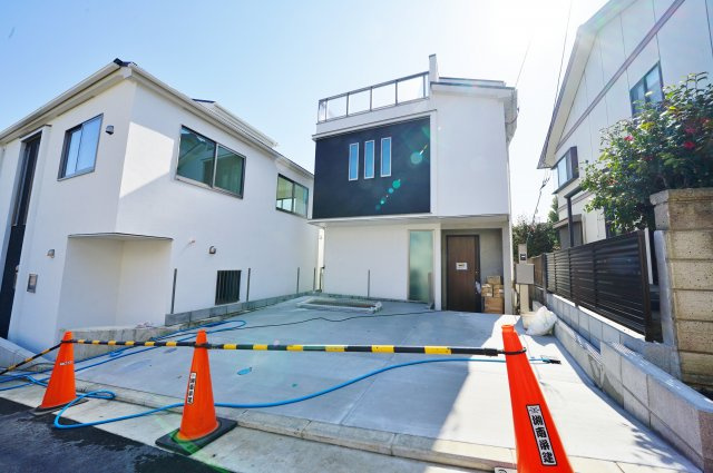 保土ヶ谷駅徒歩６分！高台の閑静な住宅街、みなとみらいエリアを一望♪カースペース２台。保土ヶ谷区月見台　全３棟新築戸建ての外観