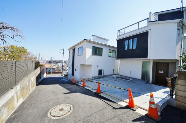 保土ヶ谷駅徒歩６分！高台の閑静な住宅街、みなとみらいエリアを一望♪カースペース２台。保土ヶ谷区月見台　全３棟新築戸建ての前面道路含む現地写真