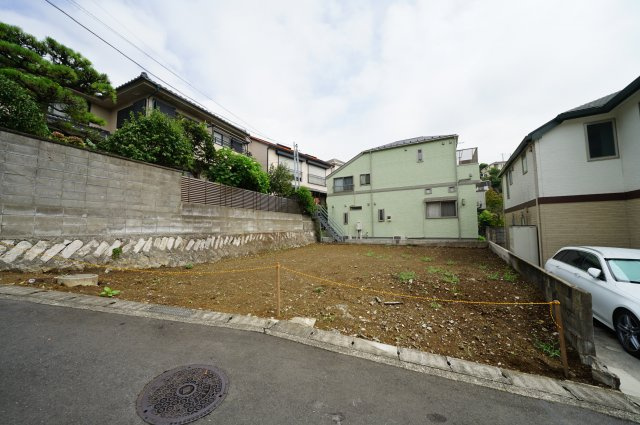 南ひな壇、全居室南向きにつき陽当り良好♪ＬＤＫ１５帖の４ＬＤＫ！保土ヶ谷区初音ケ丘　新築戸建ての外観