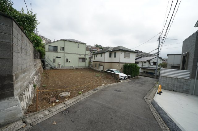 南ひな壇、全居室南向きにつき陽当り良好♪ＬＤＫ１５帖の４ＬＤＫ！保土ヶ谷区初音ケ丘　新築戸建ての前面道路含む現地写真