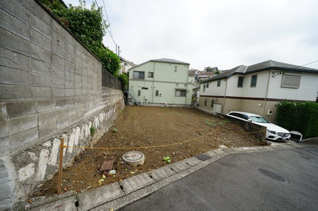 南ひな壇、全居室南向きにつき陽当り良好♪ＬＤＫ１５帖の４ＬＤＫ！保土ヶ谷区初音ケ丘　新築戸建ての外観