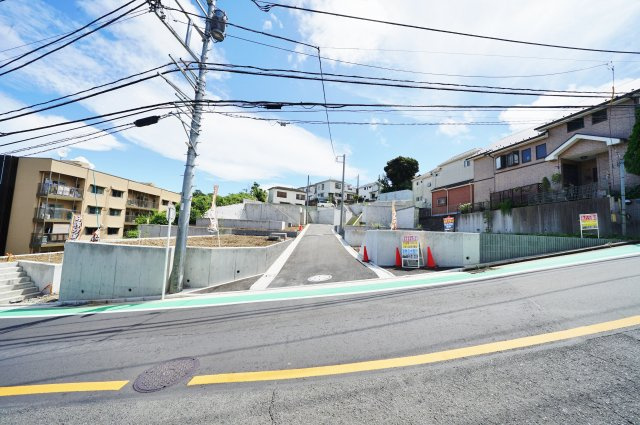 周辺には公園が点在し、豊かな緑に包まれた住環境！保土ケ谷区桜ケ丘1丁目　全１４棟新築戸建ての外観|岩崎中学校までは徒歩約7分です。
