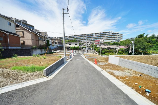 周辺には公園が点在し、豊かな緑に包まれた住環境！保土ケ谷区桜ケ丘1丁目　全１４棟新築戸建ての外観|桜台小学校まで徒歩約2分の子育て世代にも便利な立地。