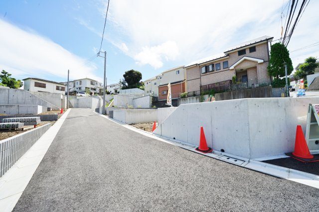 周辺には公園が点在し、豊かな緑に包まれた住環境！保土ケ谷区桜ケ丘1丁目　全１４棟新築戸建ての外観|外構標準仕様ではカースペース1台分ございます。
