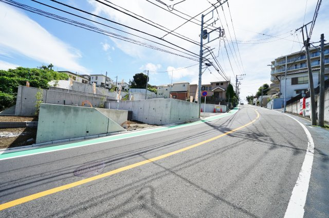 周辺には公園が点在し、豊かな緑に包まれた住環境！保土ケ谷区桜ケ丘1丁目　全１４棟新築戸建ての前面道路含む現地写真|前面道路幅員にもゆとりがあり、車庫入れもスムーズ。