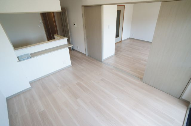 シャルマンコーポ荒牧の居間・リビング|カウンターキッチンのリビングは隣の洋室とつなげて使える間取りです