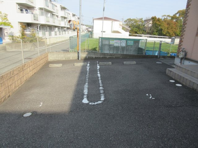 コンフォート小山Eの駐車場