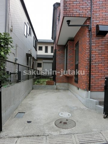 八千代台東３丁目　中古戸建　内装リニューアル済の駐車場|大型も楽々駐車出来ます。