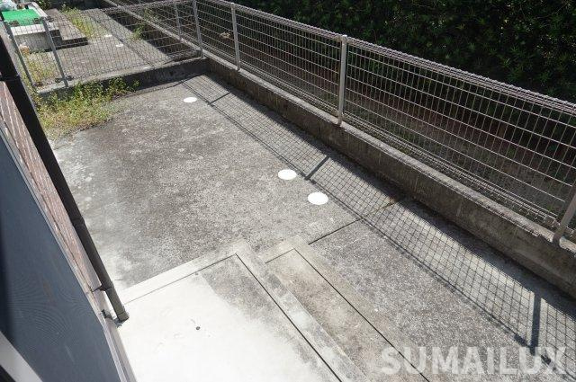 熊本市中央区黒髪６丁目のアパートのバルコニー