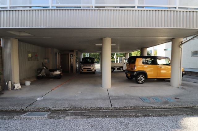 ソワール比島の駐車場