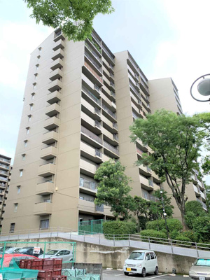 【外観】 | 千里中央パークヒルズC棟 | 【現地写真】 総戸数85戸のマンションです♪
