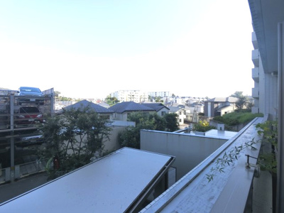 【展望】 | イニシアフォレスト港南上永谷 | 大きく遮る建物はありません。前面は敷地内の機械式駐車場です。
