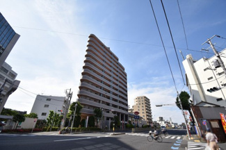 【外観】 | 3階南東・南西角部屋、28.11平米の開放感のあるバルコニー付のため日当たり・通風良好です。
独立性の高い洋室はリモートワークもできます♪
