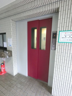 【その他共用部分】 | エレベーター付きのマンションです。
お買い物やベビーカーの出し入れに便利です。