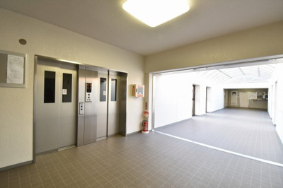【その他共用部分】 | サニーハイツ洋光台 | お買い物時やベビーカーの出し入れに便利なエレベーター付
混雑時にも便利なエレベーター2基付です。