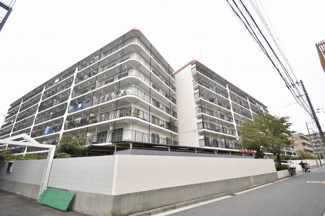 【外観】 | 鶴見線「安善」駅徒歩9分！物件の目の前にスーパーがあり買物利便性良好です。
2階部分・南向きにつき日当たり良好です♪