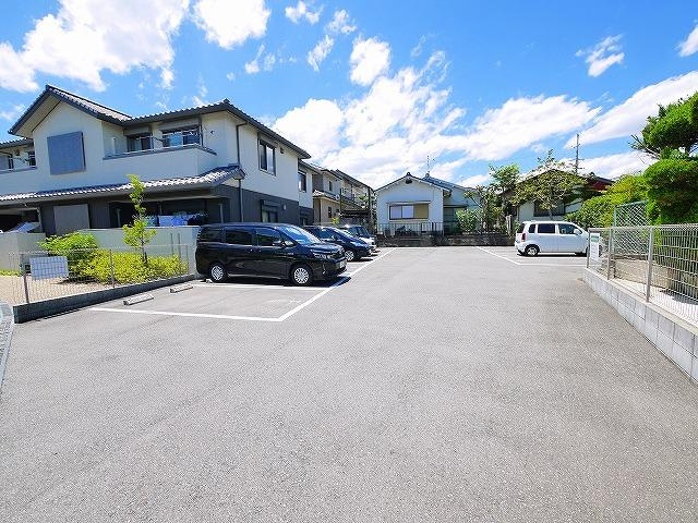 グランシャリオ野々宮の駐車場|駐車場完備です