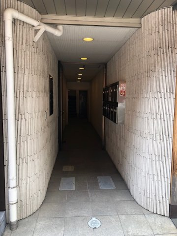 栄楽ビルのエントランス