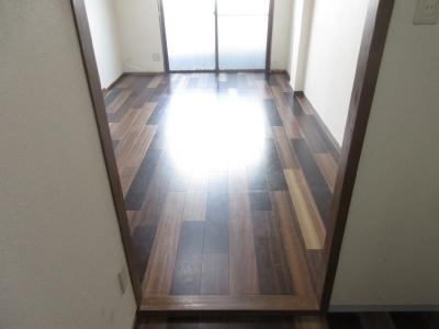 アスビール三条の内装|廊下から～