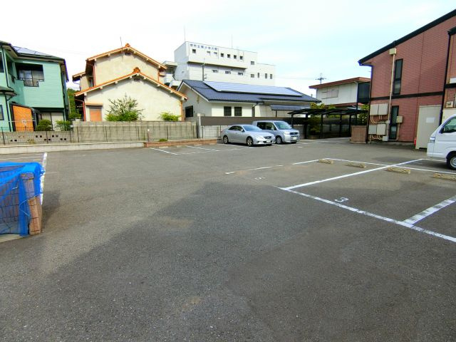 アムールKATAKURAの駐車場