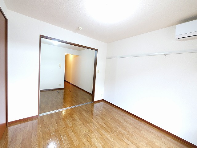 ドミール佐保台の洋室