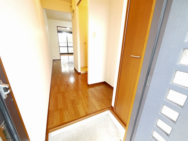 ドミール佐保台の玄関