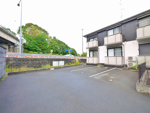 ドミール佐保台の駐車場