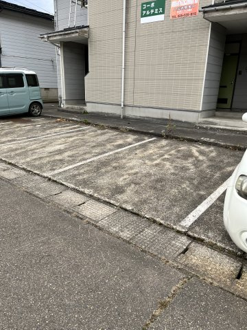 コーポアルテミスの駐車場