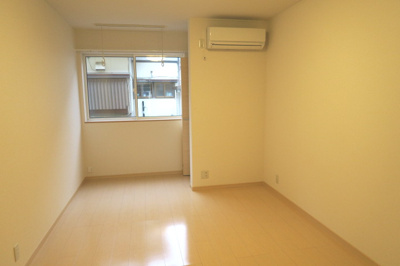 【居間・リビング】 | レ・セーナⅡ | 明るいお部屋です。クロスは全面新品に張り替えます♪