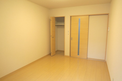 【居間・リビング】 | レ・セーナⅡ | 収納が二ヶ所あるので、スッキリ片づけることができます。