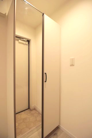 【内装】 | AQUE16 | シューズボックスは姿見付きです！
