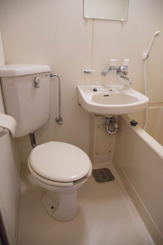 メゾンヤマモトの浴室|ユニットバスタイプです。