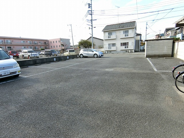 ハイツニューパリアの駐車場