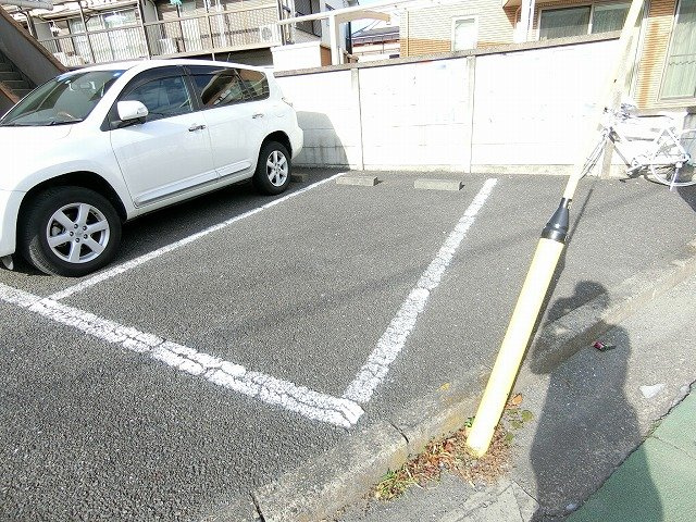 ハイツニューパリアの駐車場