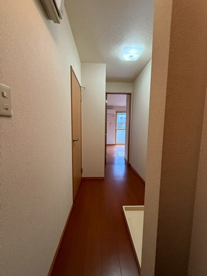 【玄関】 | Ｔ・メゾンリビエール | 玄関から室内への景観です！廊下の奥に洋室12帖のお部屋があります☆