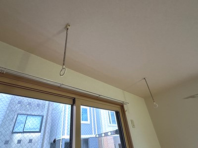 【設備】 | Ｔ・メゾンリビエール | 洋室12帖のお部屋にある室内物干しです！雨の日やお出掛け時の室内干しにとても便利☆花粉や梅雨の時期に重宝しますね♪