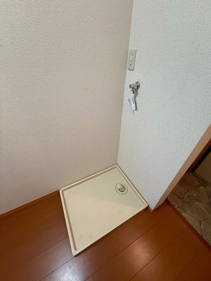 【設備】 | Ｔ・メゾンリビエール | 廊下にある室内洗濯機置き場です♪防水パンが付いているので万が一の漏水にも安心です！室内に置けるので洗濯機が傷みにくい☆