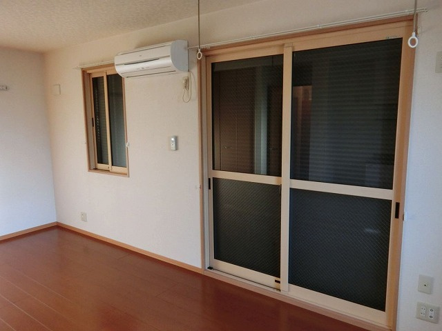 【セキュリティ】 | Ｔ・メゾンリビエール | 防犯シャッター雨戸付きなので夜やお出かけ時も安心です！雨戸は冬場の寒さ対策にもなります◎