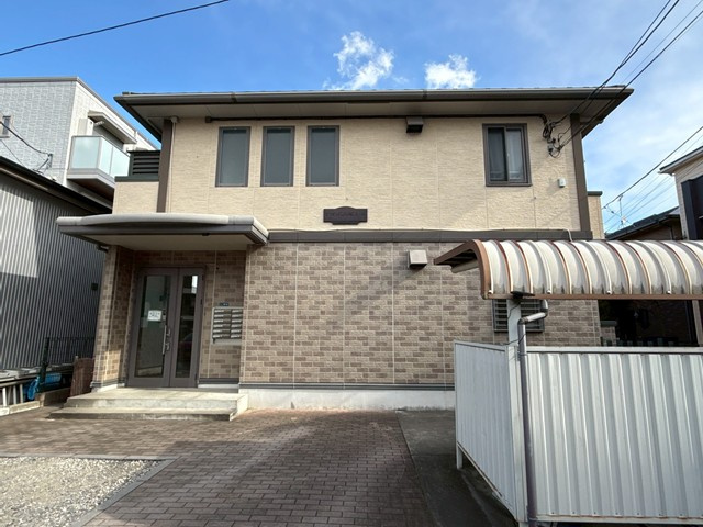 【外観】 | Ｔ・メゾンリビエール | 2駅2沿線利用可能♪「向ヶ丘遊園」駅・「登戸」駅まで徒歩圏内☆コンビニが近くて生活しやすい住環境の2階建てアパートです♪