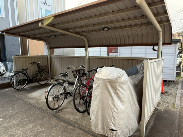 【その他共用部分】 | Ｔ・メゾンリビエール | 屋根付きの駐輪場で雨が降っても大切な自転車が濡れなくてすみますね♪駅まで自転車もおすすめです！