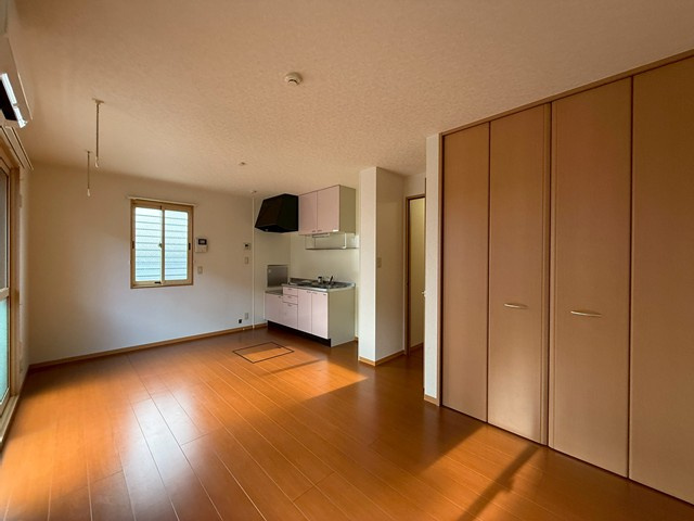 【寝室】 | Ｔ・メゾンリビエール | 南東向き洋室12帖☆クローゼットがあります♪お洋服の多い方もお部屋が片付いて快適に過ごせますね☆