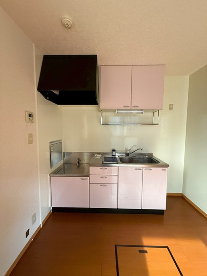 【キッチン】 | Ｔ・メゾンリビエール | ガスコンロ設置可能のキッチンです☆場所を取るお鍋やお皿もたっぷり収納できてお料理がはかどります！便利な床下収納も完備◎