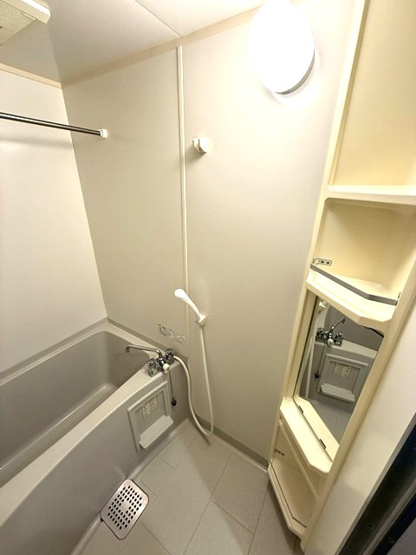 【浴室】 | Ｔ・メゾンリビエール | 浴室暖房乾燥機＆物干しバー付きバスルーム！外に干せないお洗濯物もすっきり乾きます♪ゆったりバスタイムでリラックス☆