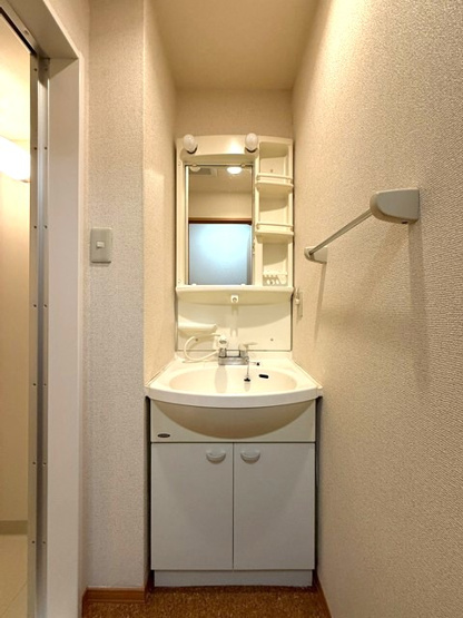 【洗面所】 | Ｔ・メゾンリビエール | 洗髪洗面化粧台で忙しい朝にも寝癖の付いた頭にも優しい☆お化粧するときにも大活躍です♪