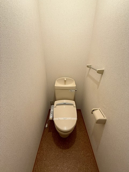 【トイレ】 | Ｔ・メゾンリビエール | トイレは温水洗浄便座付き♪人気のバストイレ別です♪横にはタオルを掛けられるハンガーもあります♪