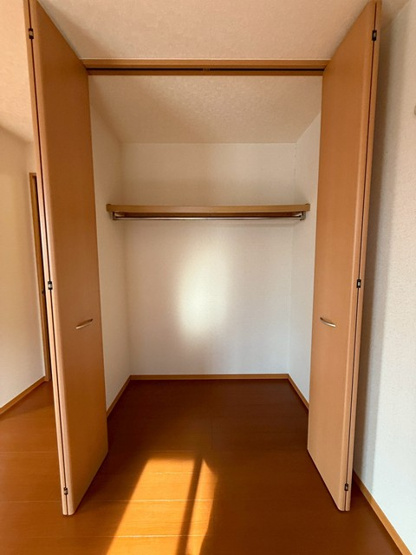 【収納】 | Ｔ・メゾンリビエール | 洋室12帖のお部屋にあるクローゼットです♪大切なお洋服もしわにならないようにハンガーがけができます☆